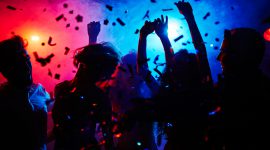 Dansande gäster på rave