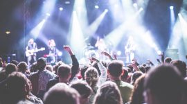 Folk på en ravefest