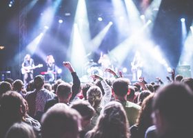 Folk på en ravefest